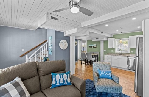 Portsmouth House | Portsmouth Cedar Beach Cottage