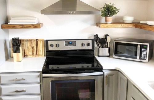 Fifth Ward Apartment | Posh Newport Retreat Free Parking Walk to Downtown and Mansions