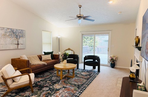 Cuyahoga Falls House | Premier 3 BR Retreat - Close to CVNP, Blossom Center & Boston Hills Ski Resort