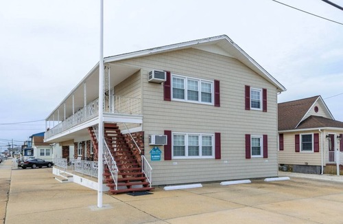 Ortley Beach Apartment | PREMIER HOST-2BR SEASIDE PARK SUITE#3, One Short Block to Beach, Kit, Liv Room