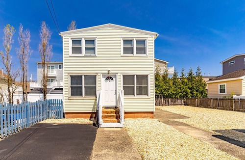 Ortley Beach Apartment | PREMIER HOST-2BR SEASIDE PARK SUITE 571, One Short Block to Beach, Kit, Liv Room