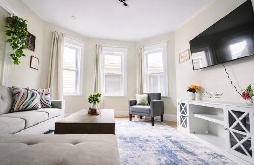 East Somerville Apartment | Premium 4BD 2BA Near Boston, Encore, and T-Station