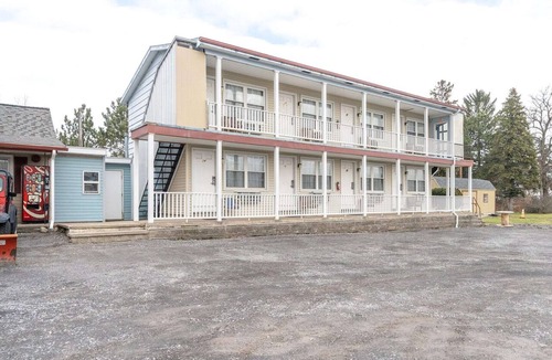 Seneca Falls Apartment | Premium King Room with Jetted Tub