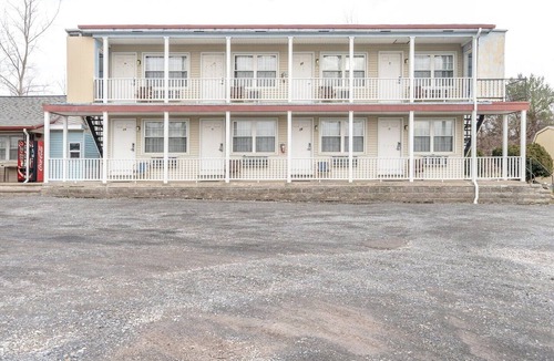 Seneca Falls Apartment | Premium King Room with Jetted Tub