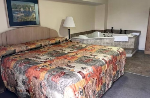 Seneca Falls Hotel | Premium Room with Jetted Tub w/Free Parking - Near Cayuga Lake State Park