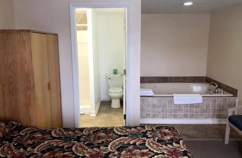 Seneca Falls Hotel | Premium Room with Jetted Tub w/Free Parking - Near Cayuga Lake State Park