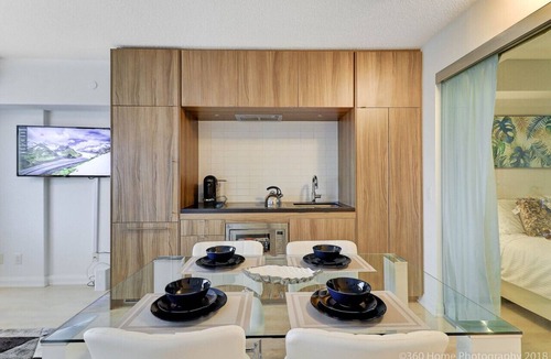 Bloor-Yorkville Apartment | Presidential Yorkville Suite by Instant Suites