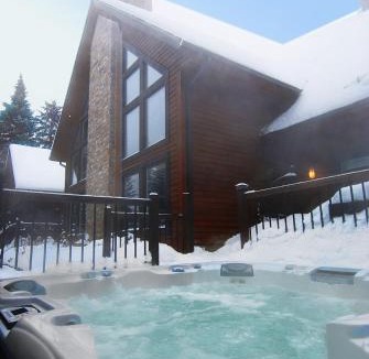 St-Adolphe-d'Howard Ski Chalet | Prestige In Nature Hot tub 15min Ski resort Luxury Master Bedroom Wifi Games & more !