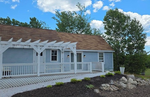Acton Cottage | Pretty 3-bedroom cottage in lakes region of York County