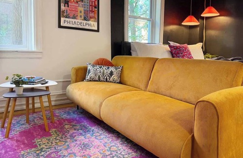 Gayborhood Apartment | Pride Weekend | King Bed | Full Kitchen | Stylish