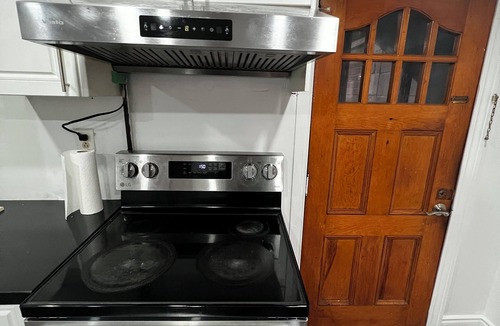 Streetsville Apartment | Prime Location 3Bedrooms, 2 Bath,Basement Apt with free parking-Close to Transit