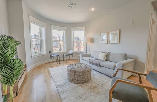 Back Bay Apartment | Prime Location | Newbury Street 1BR