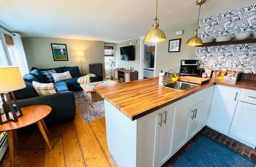 West End Apartment | Prime Location, Private Rooftop Deck.Walk to Old Port,waterfront, Museums& Music
