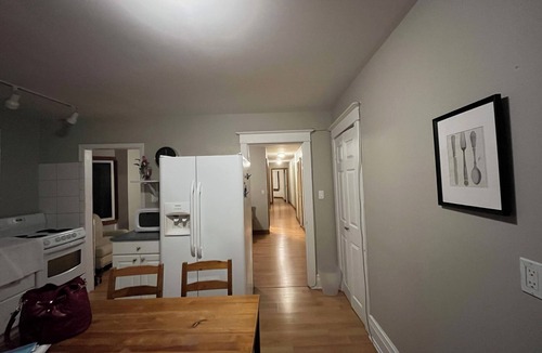 Hamilton Apartment | Prime Westdale location with Free Coffee & Breakfast -with3 bedrooms in Hamilton