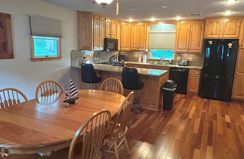 Lakeside Cottage | Pristine 3-bedroom cottage in Lakeside, Ohio with central air, laundry, Wi-Fi