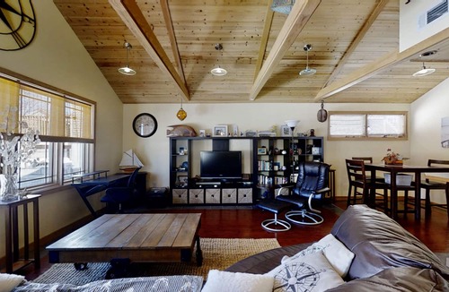 Milford Cottage | Pristine Charming beach cottage walk to beach with sunset views