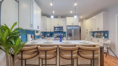 East Newark Apartment | Pristine Pad, Sleep 9, Free driveway park, 20 PERCENT OFF