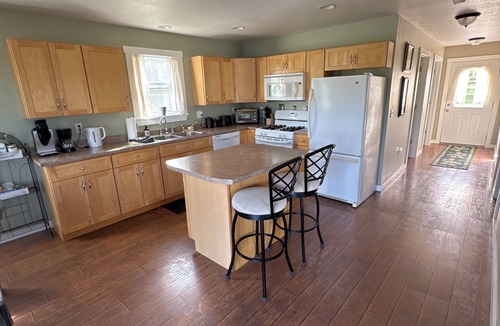 Newport Center Apartment | Private 2 bedroom lofted garage getaway.