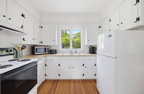 Kennebunk Cottage | Private 3BR/2BA guest house with its own entrance. Walk to nearby beaches, unwind on the deck, grill dinner, and enjoy the outdoor shower—a short drive to Lower Village, Kennebunk, and Dock Square, Kennebunkport, and all its offerings.
