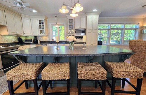 Jamestown House | Private 6-Bedroom – Walk to Beach