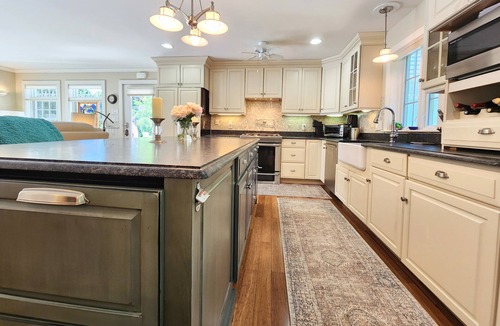 Jamestown House | Private 6-Bedroom – Walk to Beach