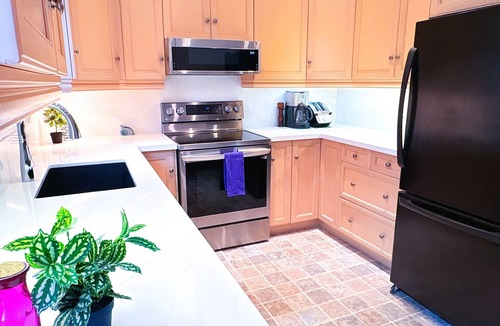 Hamilton Apartment | Private and Fresh 4 Bedroom in Beautiful Dundas Hamilton with yard near McMaster