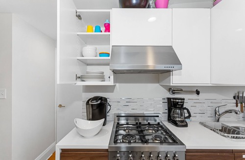 Harsimus Cove House | Private apartment, sleeps 6 - 15 mins to NYC! Historic Brownstone
