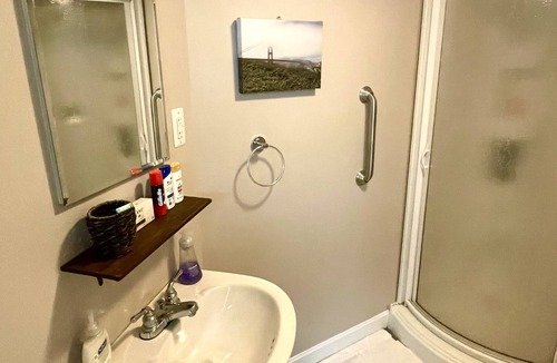Manchester Apartment | Private apartment with kitchen & laundry in North End - Flexible cancellation!