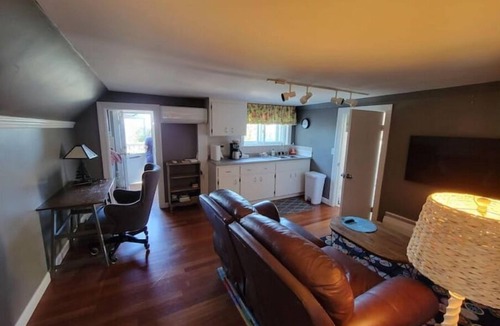 Revere Apartment | Private apt Walk to MBTA Blue and beach, view!