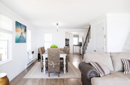 Niantic House | PRIVATE BEACH: A SLICE OF HEAVEN @ NIANTIC W/6 QUEENS 1 FULL BED
