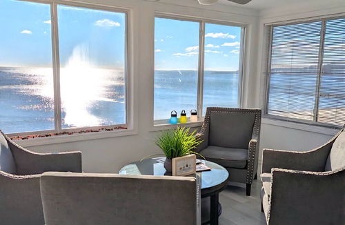 Niantic House | PRIVATE BEACH: A SLICE OF HEAVEN @ NIANTIC W/6 QUEENS 1 FULL BED