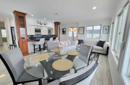 Niantic House | PRIVATE BEACH: BEACHFRONTS & BALCONIES @ NIANTIC W/6 QUEENS