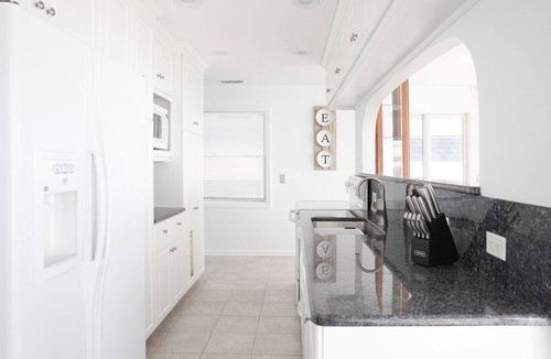 Niantic House | PRIVATE BEACH: BEACHFRONTS & BALCONIES @ NIANTIC W/6 QUEENS