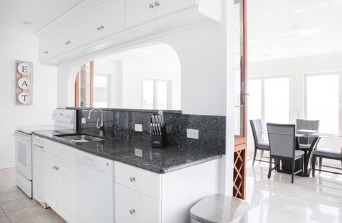 Niantic House | PRIVATE BEACH: BEACHFRONTS & BALCONIES @ NIANTIC W/6 QUEENS