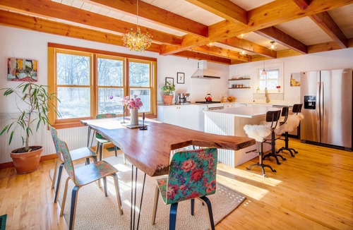 Edgartown House | Private Chappaquiddick Retreat with Large Screened in Porch. Minutes from Beach!