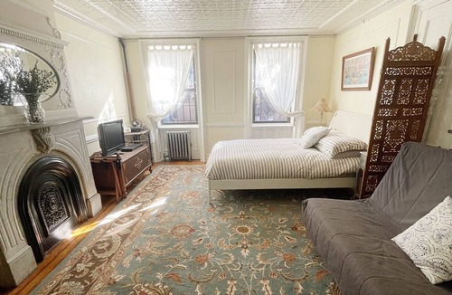 Clinton Hill House | Private & cheerful 1-bedroom garden apartment in Brooklyn townhouse