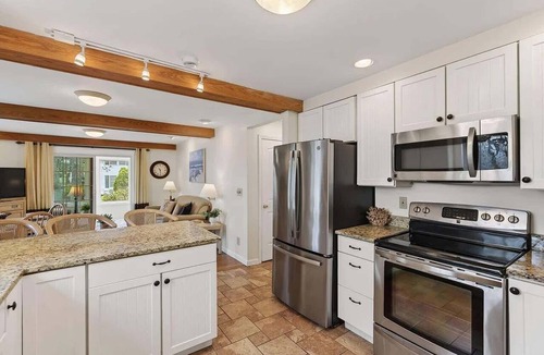 Ocean Park Apartment | Private Coastal 3 BD Residence in Ocean Park