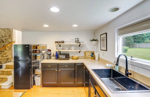 Austerlitz House | Private Cottage Close to Shopping, Skiing, Swimming, Hiking, Biking and Dining.