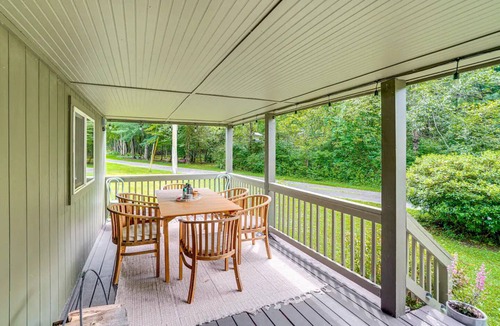 Austerlitz House | Private Cottage Close to Shopping, Skiing, Swimming, Hiking, Biking and Dining.