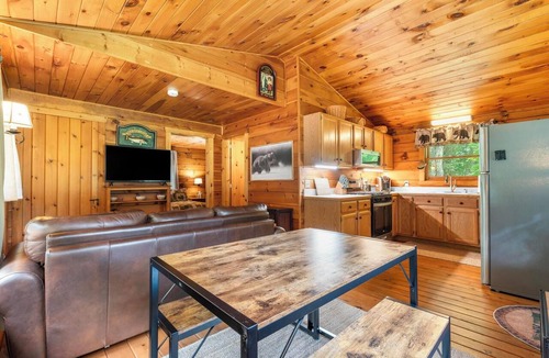 Seymour Cabin | Private Cozy Log Cabin on 32+ Wooded Acres