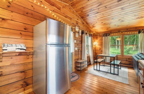 Seymour Cabin | Private Cozy Log Cabin on 32+ Wooded Acres