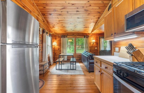 Seymour Cabin | Private Cozy Log Cabin on 32+ Wooded Acres