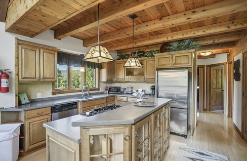 Hancock House | Private Estate, Indoor Pool, March Specials! Giant Game Lodge