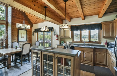 Hancock House | Private Estate, Indoor Pool, March Specials! Giant Game Lodge