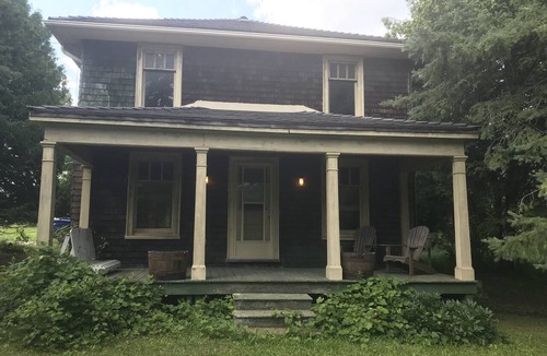 Innisfil House | Private farmhouse w/claw foot tubs, firepit and walking trails