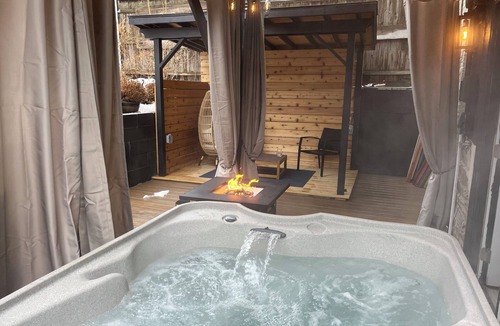Downtown Albany Apartment | Private Hot Tub, BBQ & Fire Table. Downtown Albany! Walk to Capitol & MVP Arena