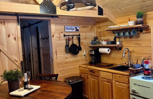Town of Hope Cabin | Private Hot Tub Cabin, River Front!