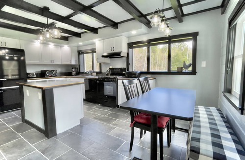 Kents Hill Cabin | Private Lux 14-Acre Lakefront Log Cabin >A/C, Kayaks, Wildlife, Book Summer NOW!