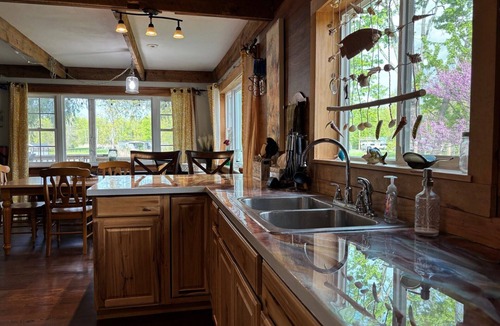 Clay House | Private, Peaceful 3 Bedroom 3 Bath Home on Horseshoe Island Minutes to Micron
