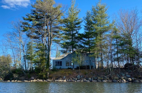 Sheffield House | PRIVATE PENINSULA 2ac surrounded by water min from hiking skiing theater music